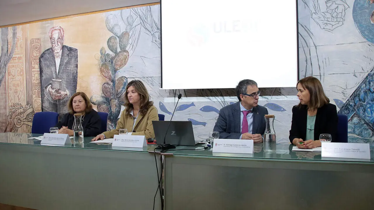 La rectora de la Universidad de León, Nuria González, y el vicerrector Investigación y Transferencia, Santiago Gutiérrez, presentan ULEgif, un grupo de trabajo constituido para la gestión integral de incendios forestales