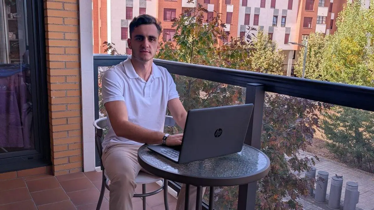 Daniel RodrÍguez, CEO de la startup Daroma Innovations e imagen de la aplicación.