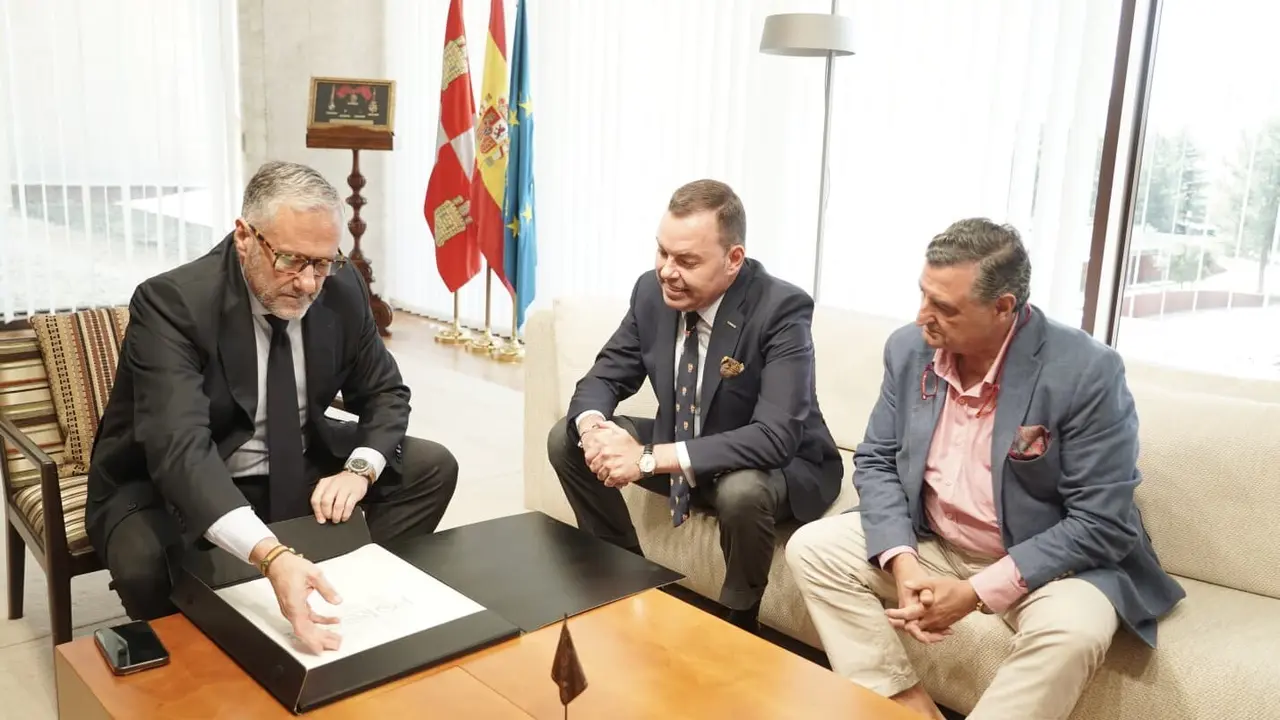 El presidente de las Cortes, Carlos Pollán, junto a José María Viejo y Félix Romanos, de Fundos.