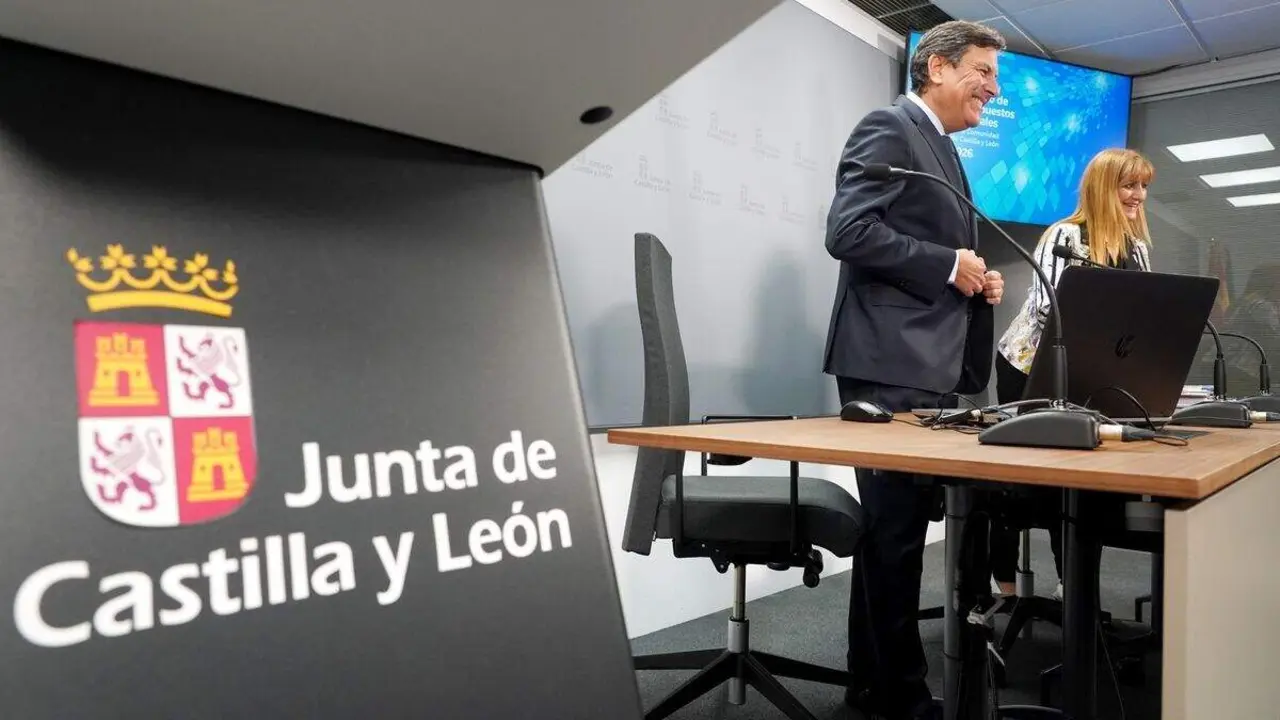 El consejero de Economía y Hacienda, Carlos Fernández Carriedo, analiza en rueda de prensa el Proyecto de Ley de Presupuestos Generales de la Comunidad de Castilla y León para el año 2026. Foto: Mirian Chacón