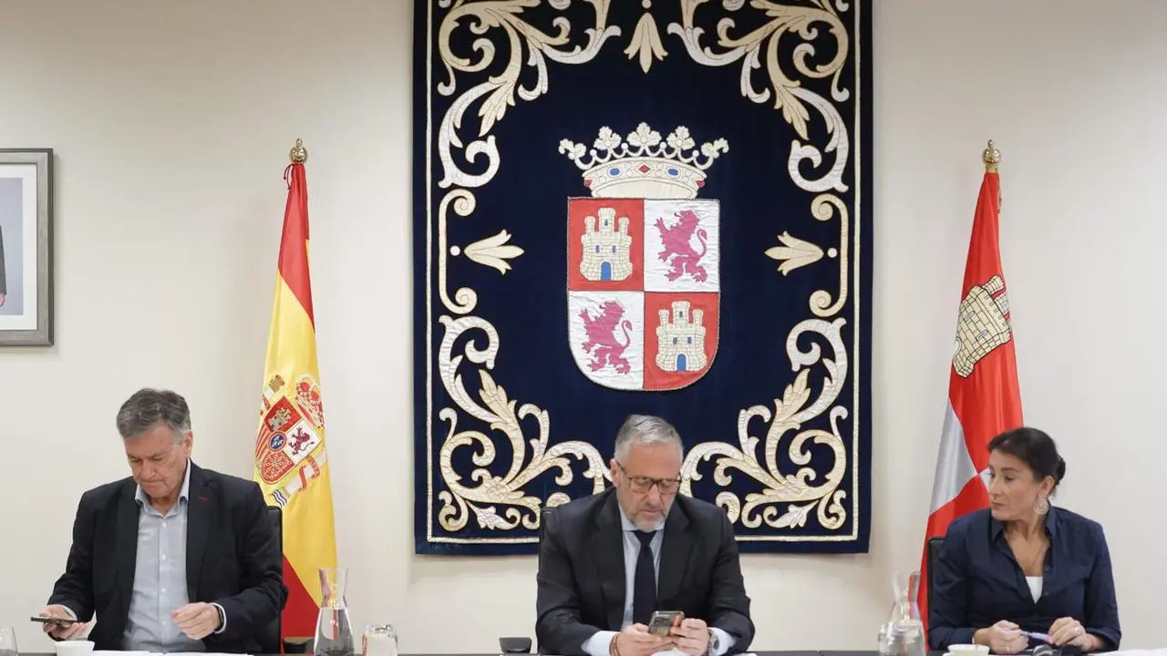 El presidente de las Cortes, Carlos Pollán, junto a los vicepresidentes durante la celebración de la Mesa de las Cortes. Foto: Rubén Cacho
