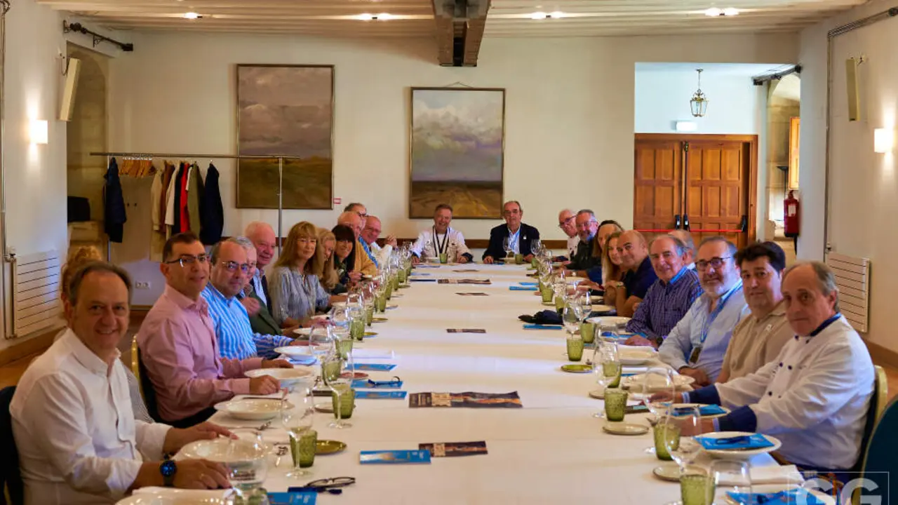 Tradicional comida de hermandad entre la Academia Leonesa de Gastronomía y la Cofradía del Desarme, este miércoles en San Isidoro.