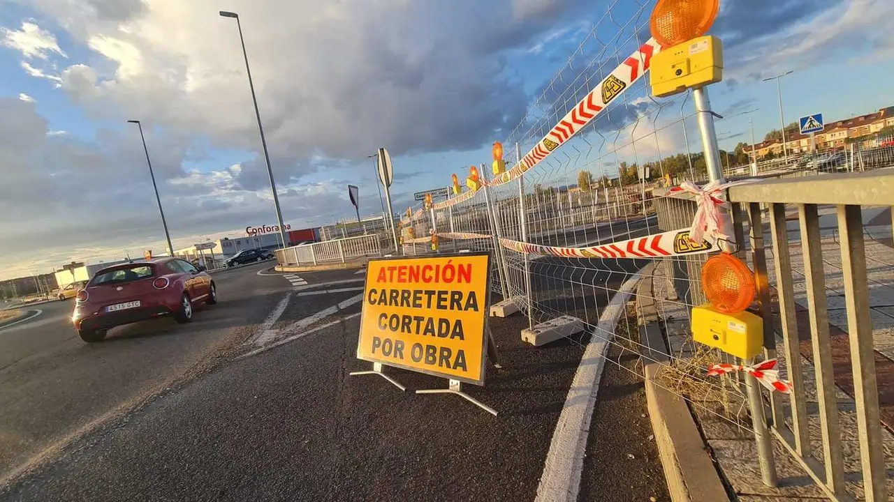 Tras finalizar este miércoles las tareas de señalización, los operarios inician los trabajos de una actuación valorada en 23,8 millones de euros que transformará la conexión de la Ronda Este con el entorno de La Candamia y el centro comercial Reino de León.