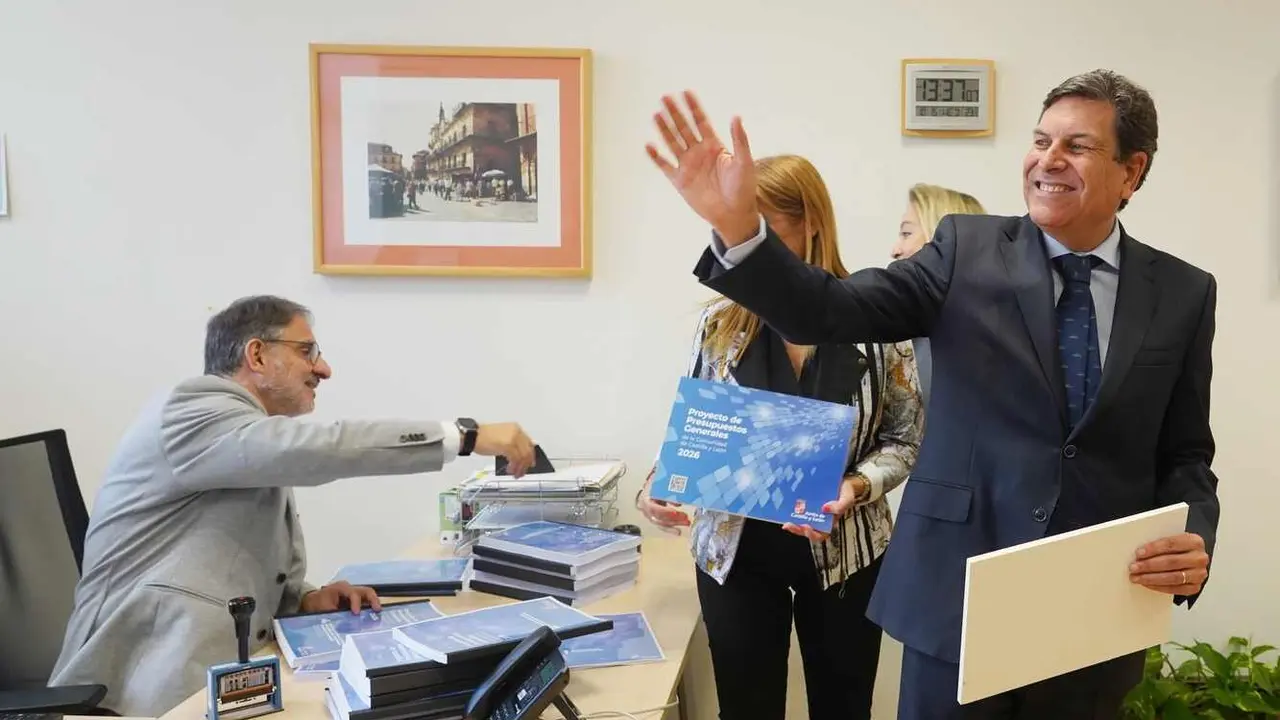 El consejero de Economía y Hacienda, Carlos Fernández Carriedo, registra en las Cortes el Proyecto de Presupuestos Generales de la Comunidad de Castilla y León para el año 2026.