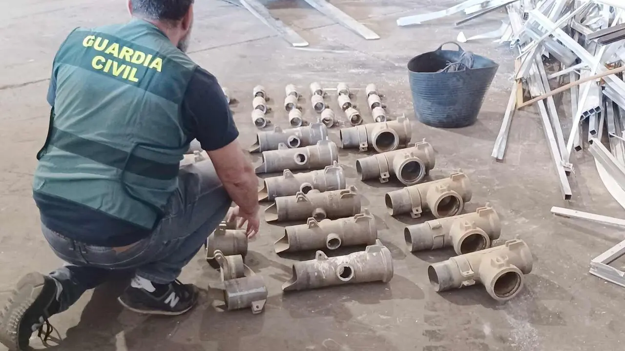 Efectivos de la Guardia Civil, junto a parte del material recuperado.