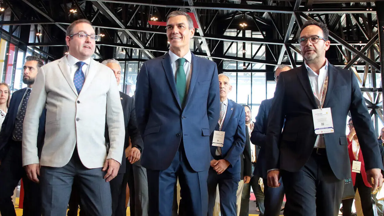 El presidente del Gobierno, Pedro Sánchez, acompañado por el ministro para la Transformación Digital y de la Función Pública, Óscar López, y el delegado del Gobierno en Castilla y León, Nicanor Sen, participa en la clausura del 19 Encuentro Internacional de Seguridad de la Información