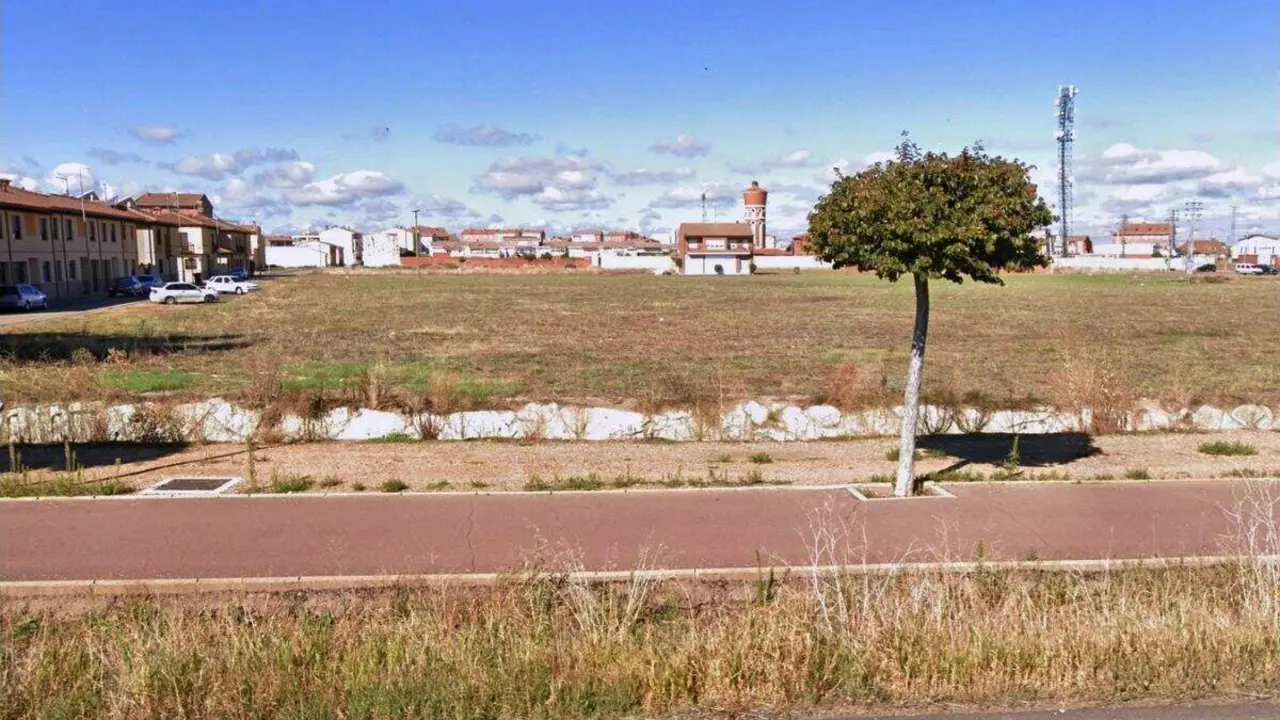 Santa María del Páramo aprueba dos convenios de desarrollo urbanístico que permitirán liberar 52 parcelas para viviendas.
