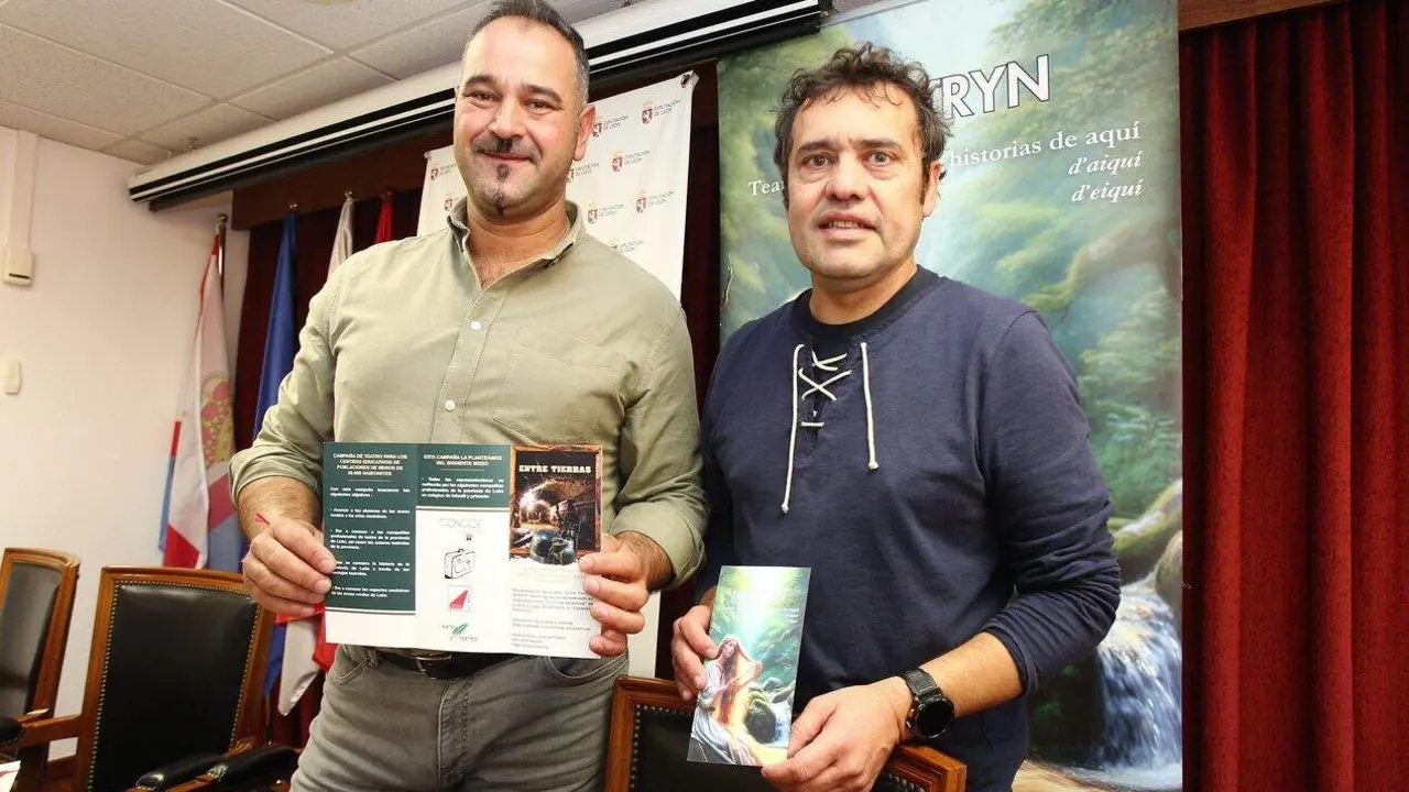 El diputado de Cultura, Arte y Patrimonio, Emilio Martínez Morán (I), junto al responsable de la compañía Nath Teatro, Andrés Campelo (D), durante la presentación de la campaña de teatro escolar ‘Thea Tryn’