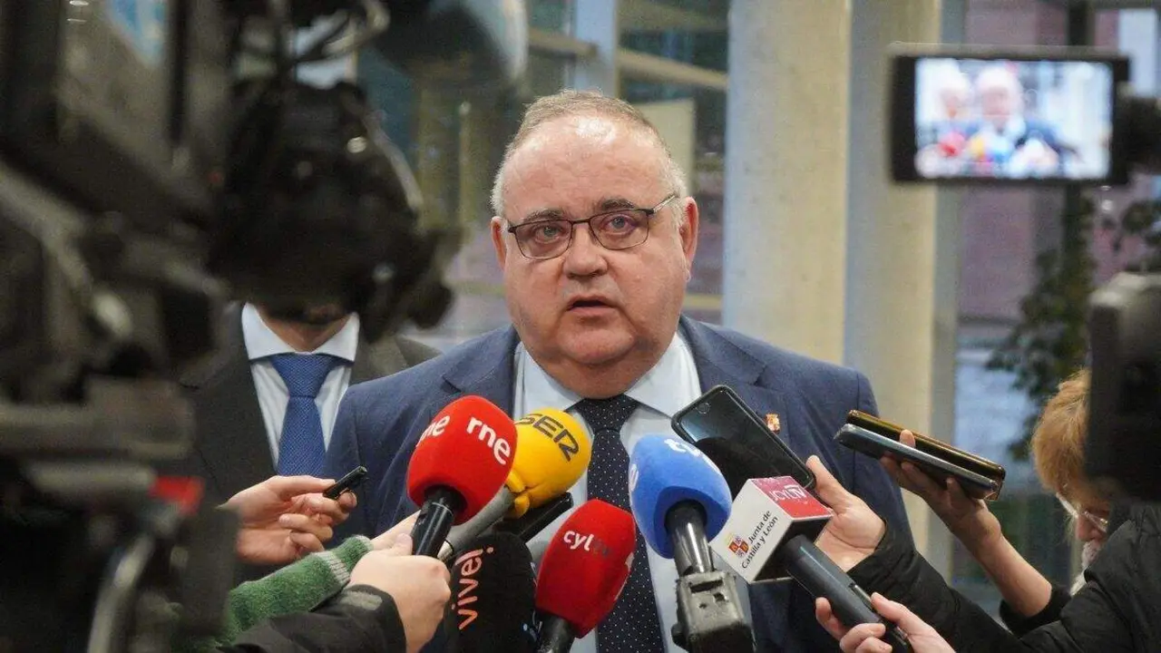 El consejero de Sanidad, durante una rueda de prensa.