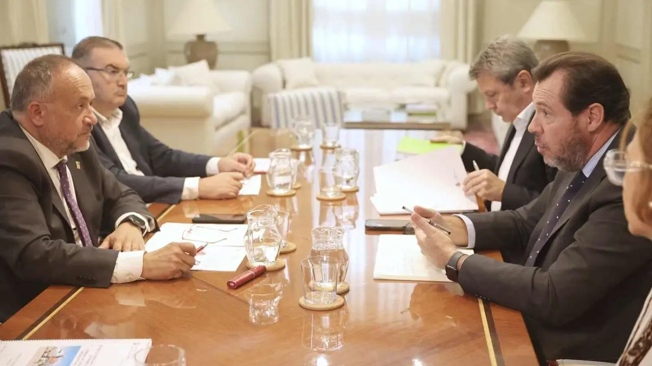 Un instante del encuentro entre el presidente de la Diputación y el ministro de
