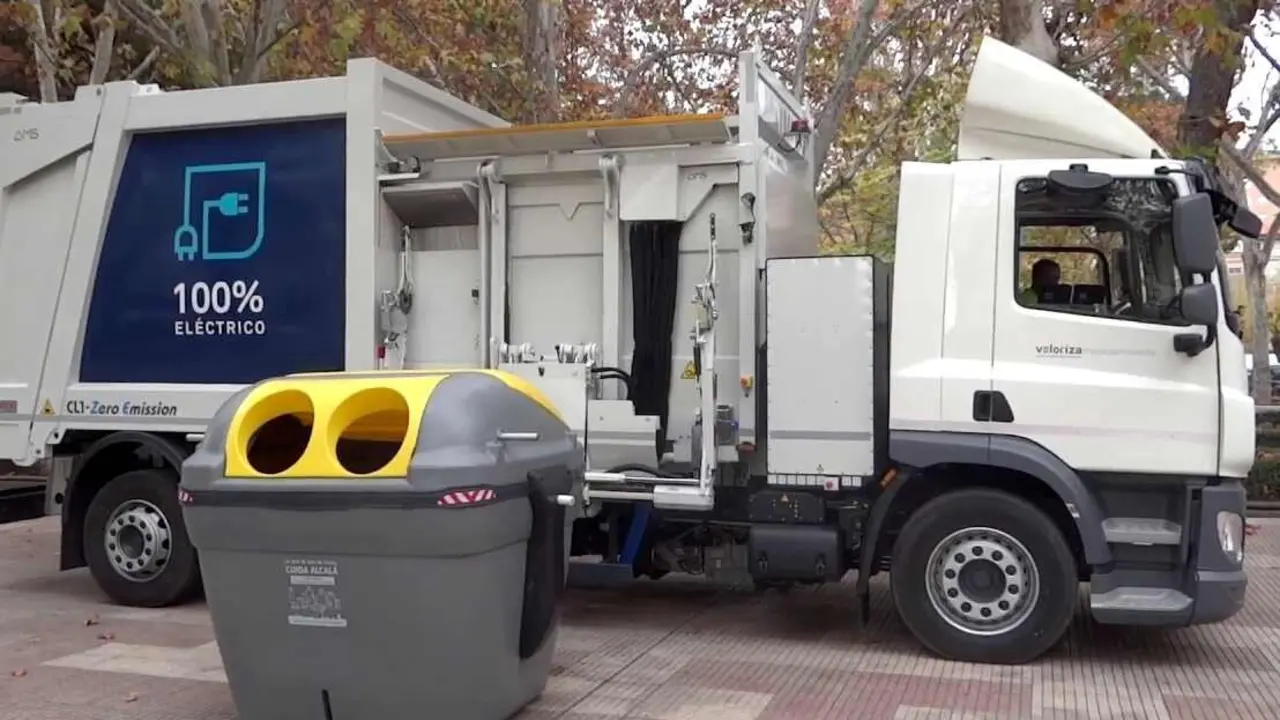El Ayuntamiento de León incorpora nuevos vehículos de recogida lateral.