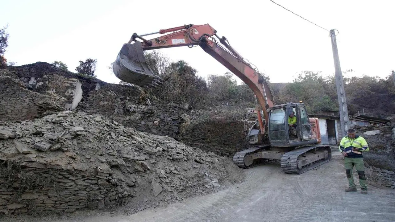 La Junta destinará 6,6 millones de euros a la reconstrucción íntegra de Lusio, afectada por los incendios forestales de este verano. El Gobierno autonómico reconstruirá nueve viviendas “devastadas” y construirá tres edificaciones más que cederá al Ayuntamiento para “fomentar el arraigo en el medio rural”. Foto: César Sánchez