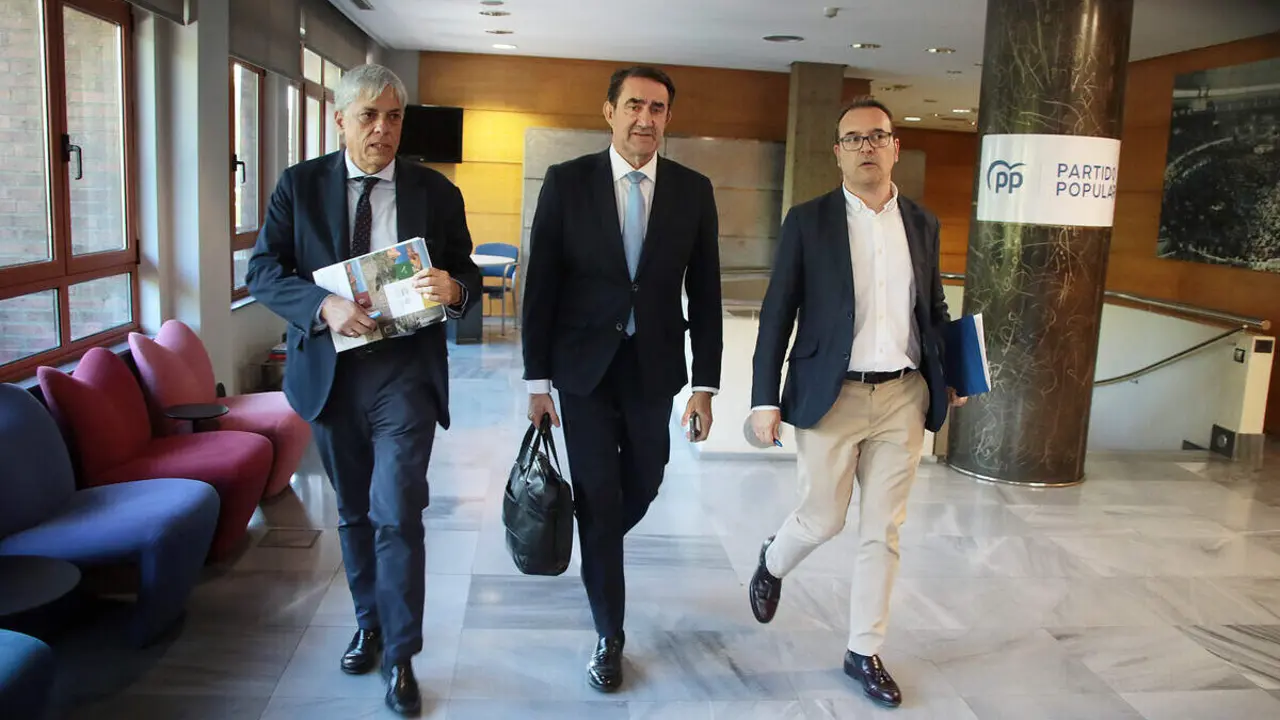 El presidente del PP de León, Juan Carlos Suárez-Quiñones, presenta el contenido del proyecto de ley de Presupuestos Generales de la Junta para el año 2026 en la provincia.