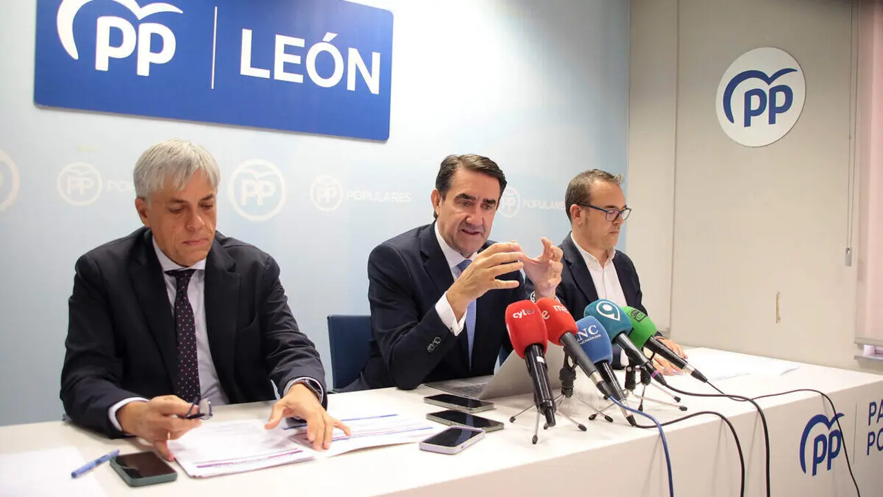 El presidente del PP de León, Juan Carlos Suárez-Quiñones, presenta el contenido del proyecto de ley de Presupuestos Generales de la Junta para el año 2026 en la provincia.