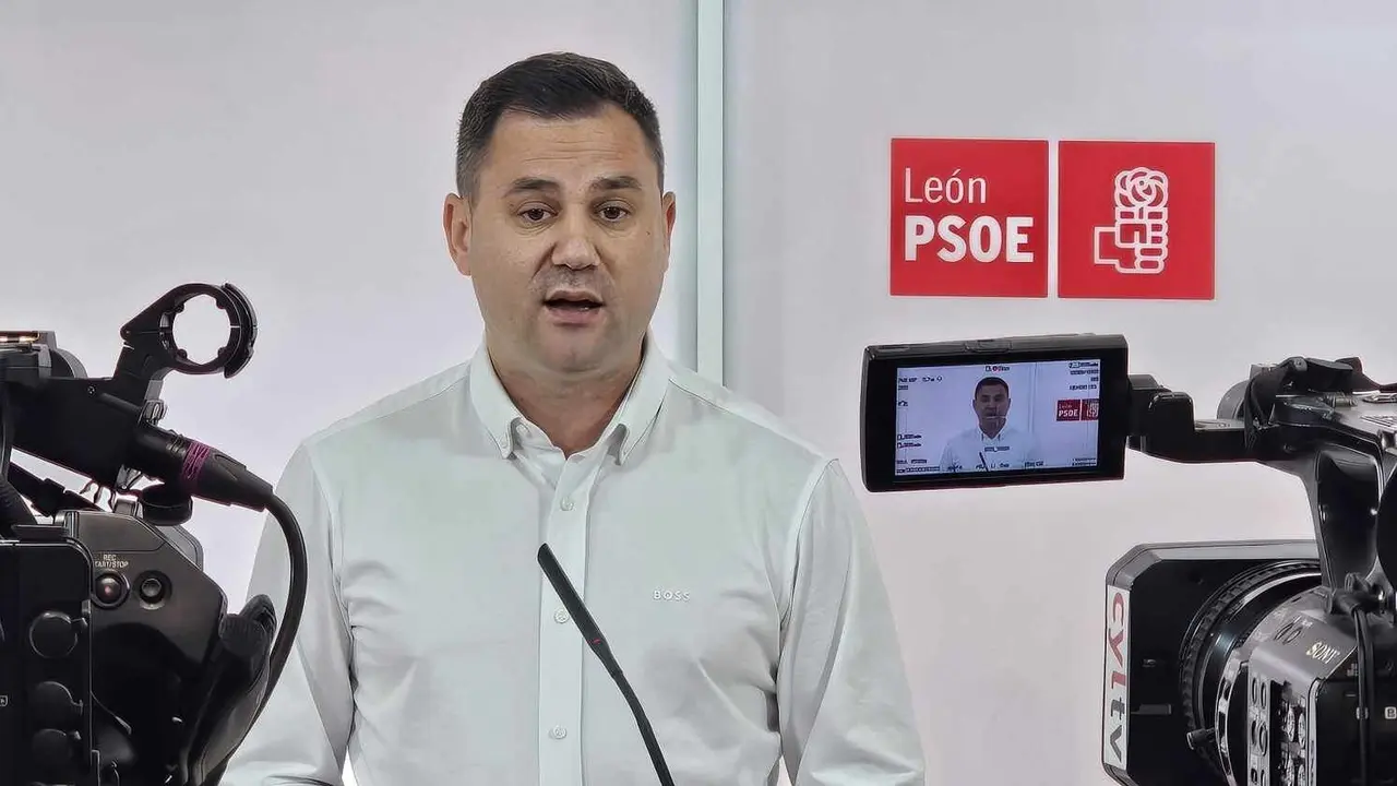 Javier Cendón, durante una rueda de prensa en la sede socialista.
