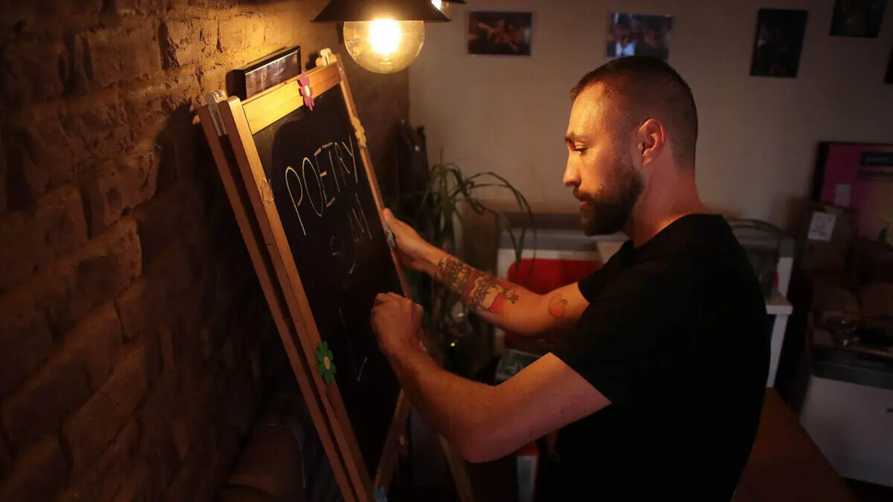 Marcos Castro, organizador de la Poetry Slam León, en el Café Bar Bellas Artes