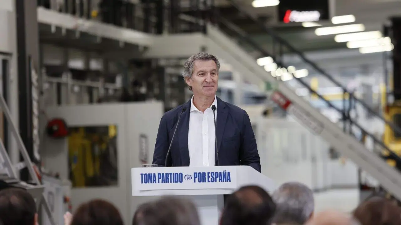 El presidente del Partido Popular, Alberto Núñez Feijóo; el presidente del partido en Castilla y León, Alfonso Fernández Mañueco, y el presidente provincial, Benito Serrano, participan en un acto con autónomos en Soria.