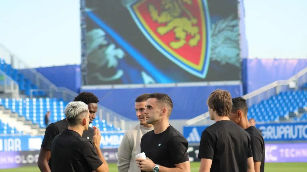 Los jugadores de la Cultural sobre el terreno de juego del Real Zaragoza en la antesala del partido.