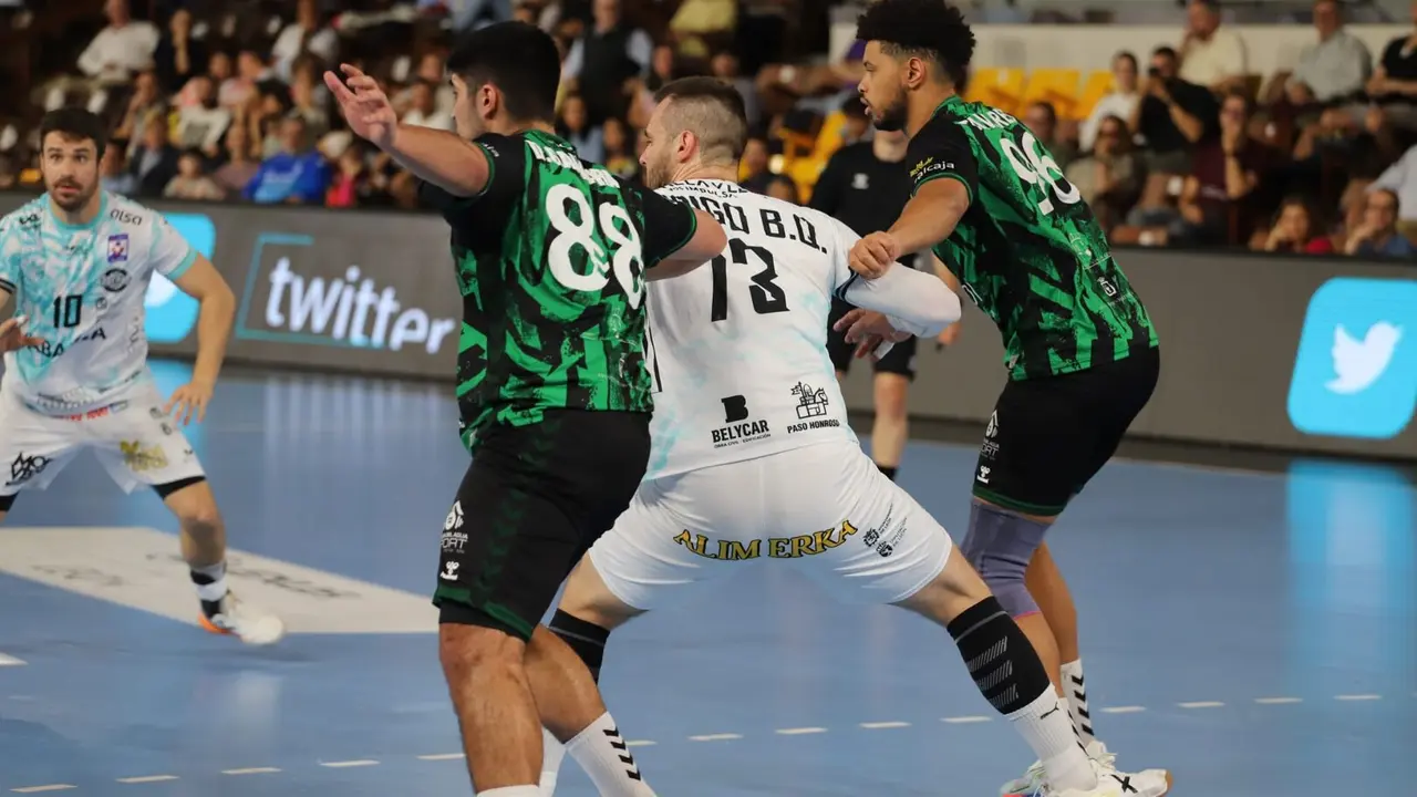 Todo dispuesto en el Ademar para una nueva batalla. Foto: Isaac Llamazares