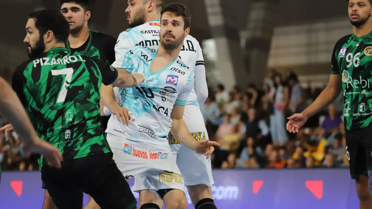 El Abanca Ademar sufre pero se impone en un final agónico ante el REBI Cuenca (29-28). Los leoneses suman dos puntos vitales en un partido de altísima intensidad que dominaron durante casi todo el encuentro, pero que se resolvió en la última jugada. Fotos: Isaac Llamazares