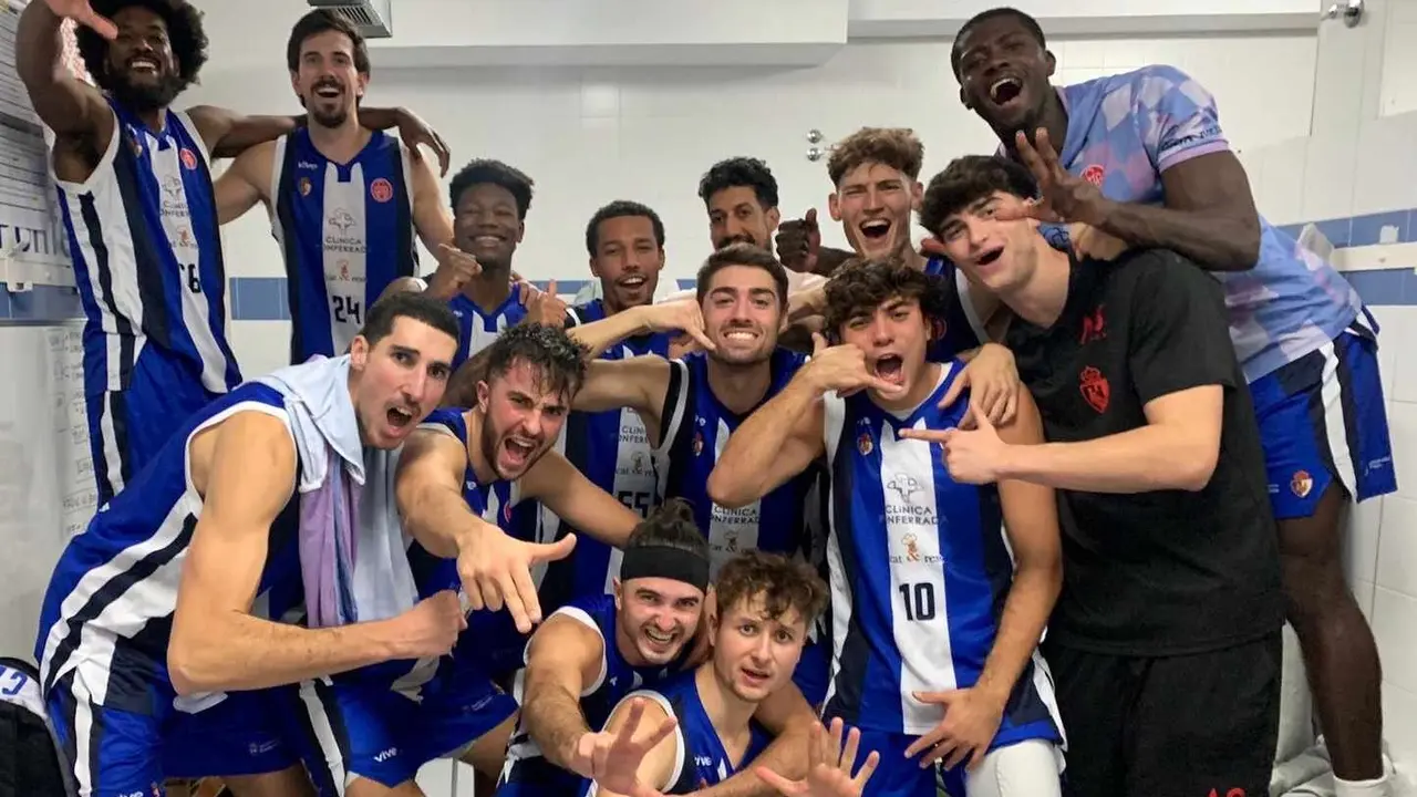 El Clínica Ponferrada celebra por todo lo alto su victoria.