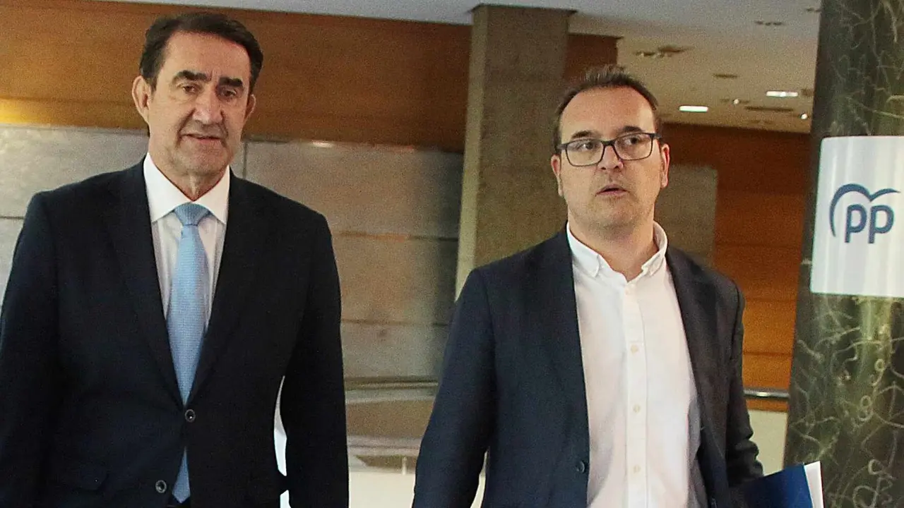 El presidente del PP de León, Juan Carlos Suárez-Quiñones, presenta el contenido del proyecto de ley de Presupuestos Generales de la Junta para el año 2026 en la provincia.