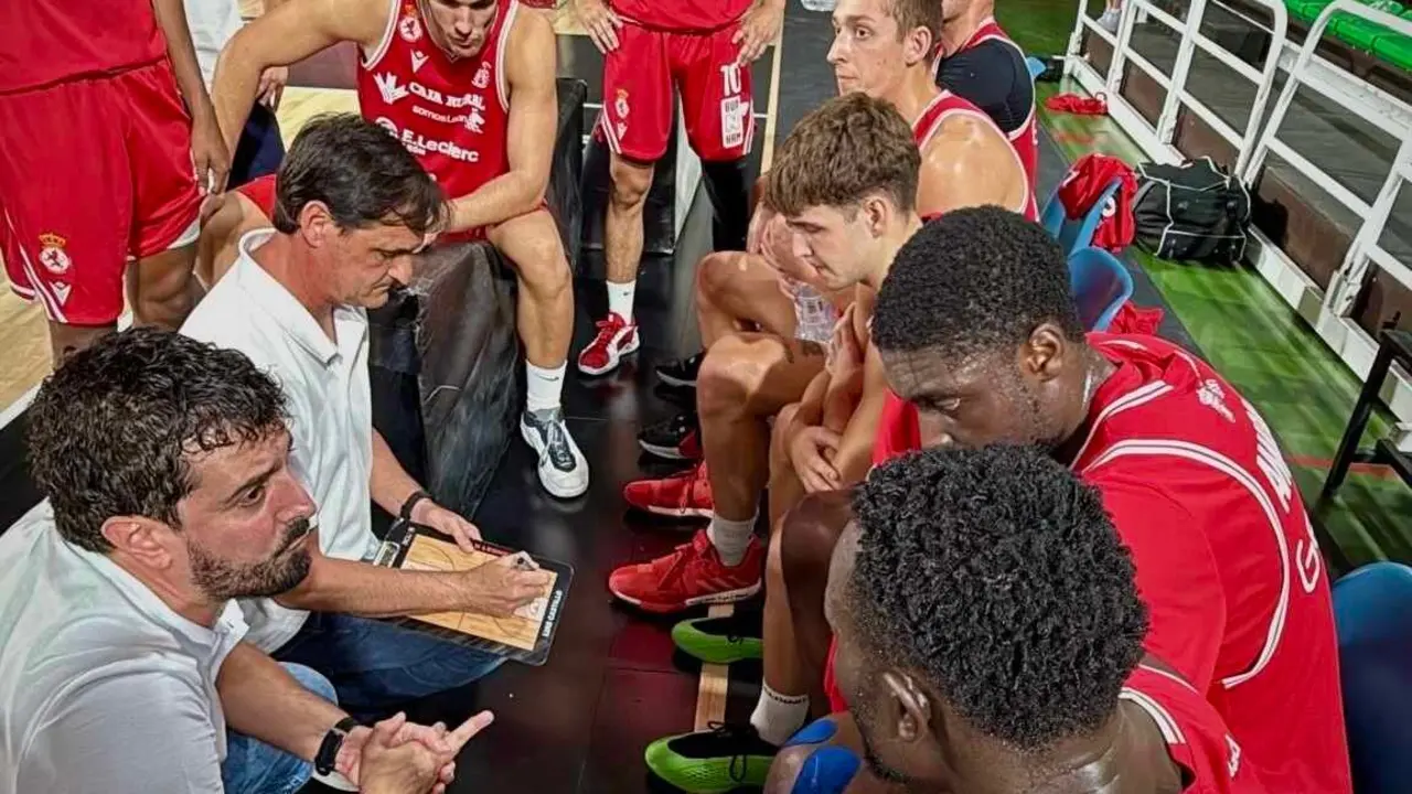 Luis Castillo da instrucciones a sus jugadores durante un partido.
