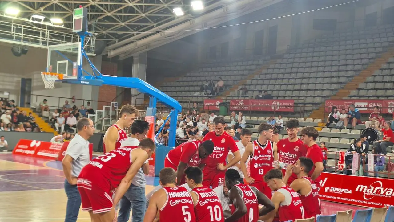 Imagen de un tiempo muerto de la Cultural durante el partido.