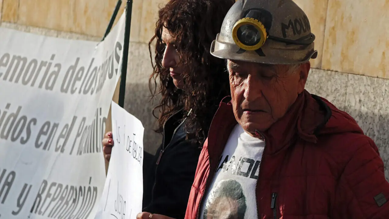 Familiares de los seis mineros muertos en el Pozo Emilio se manifiestan ante los juzgados de León