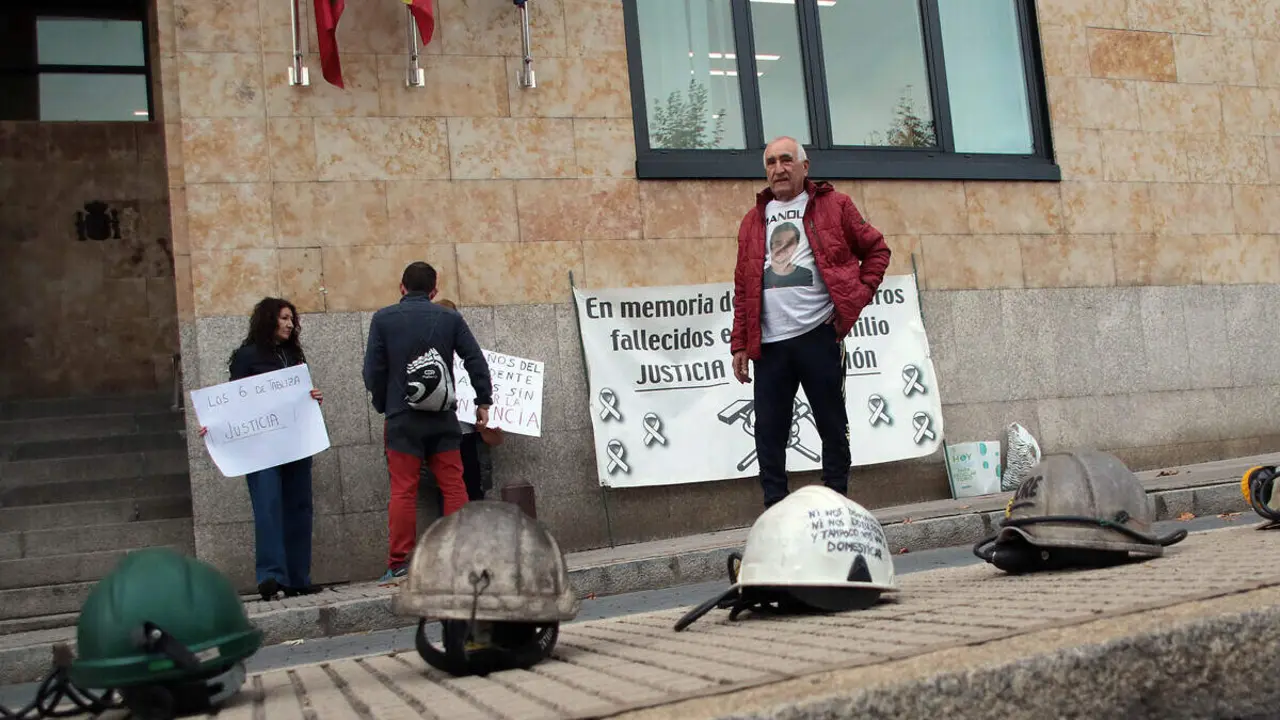 Familiares de los seis mineros muertos en el Pozo Emilio se manifiestan ante los juzgados de León