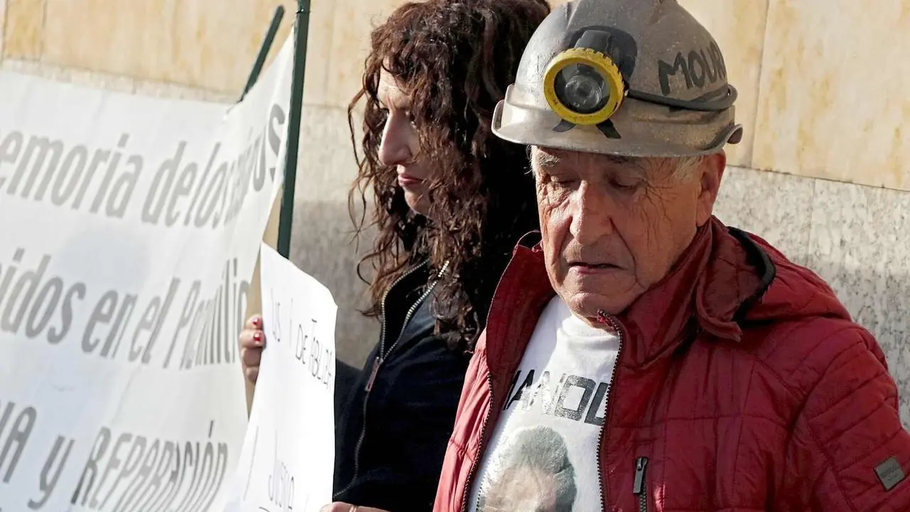 Familiares de los seis mineros muertos en el Pozo Emilio se manifiestan ante los juzgados de León. Foto: Peio García.