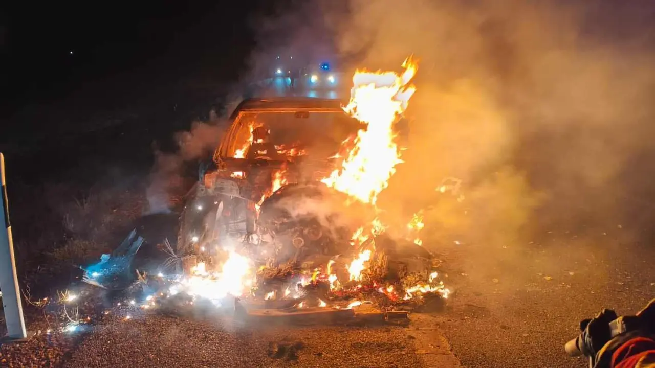 El incendio del vehículo se produjo a la altura del kilómetro 52 en sentido Burgos; los bomberos del Sepeis de Valencia de Don Juan lograron extinguir el fuego sin que hubiera daños personales. Fotos: Sepeis