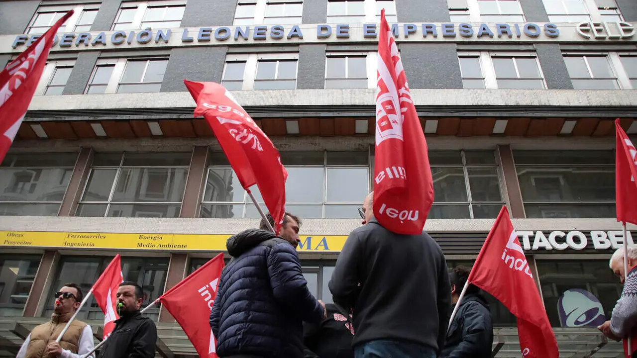 Trabajadores del sector del metal en la provincia de León se concentran ante la celebración de una reunión de la comisión negociadora del convenio colectivo