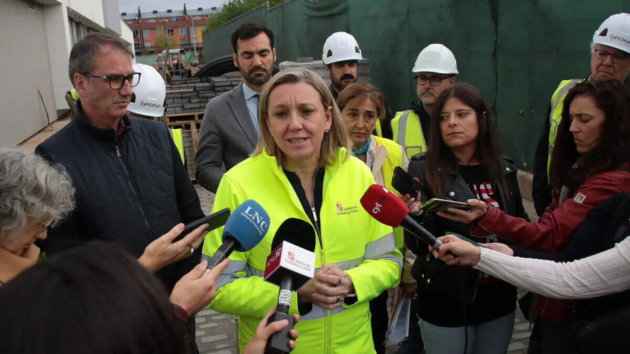 La vicepresidenta de la Junta de Castilla y León y consejera de Familia e Igualdad de Oportunidades, Isabel Blanco, visita las obras de la Unidad de Valoración de León