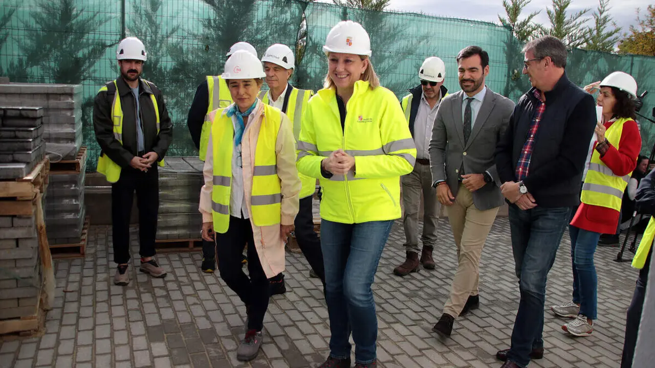 La vicepresidenta de la Junta de Castilla y León y consejera de Familia e Igualdad de Oportunidades, Isabel Blanco, visita las obras de la Unidad de Valoración de León