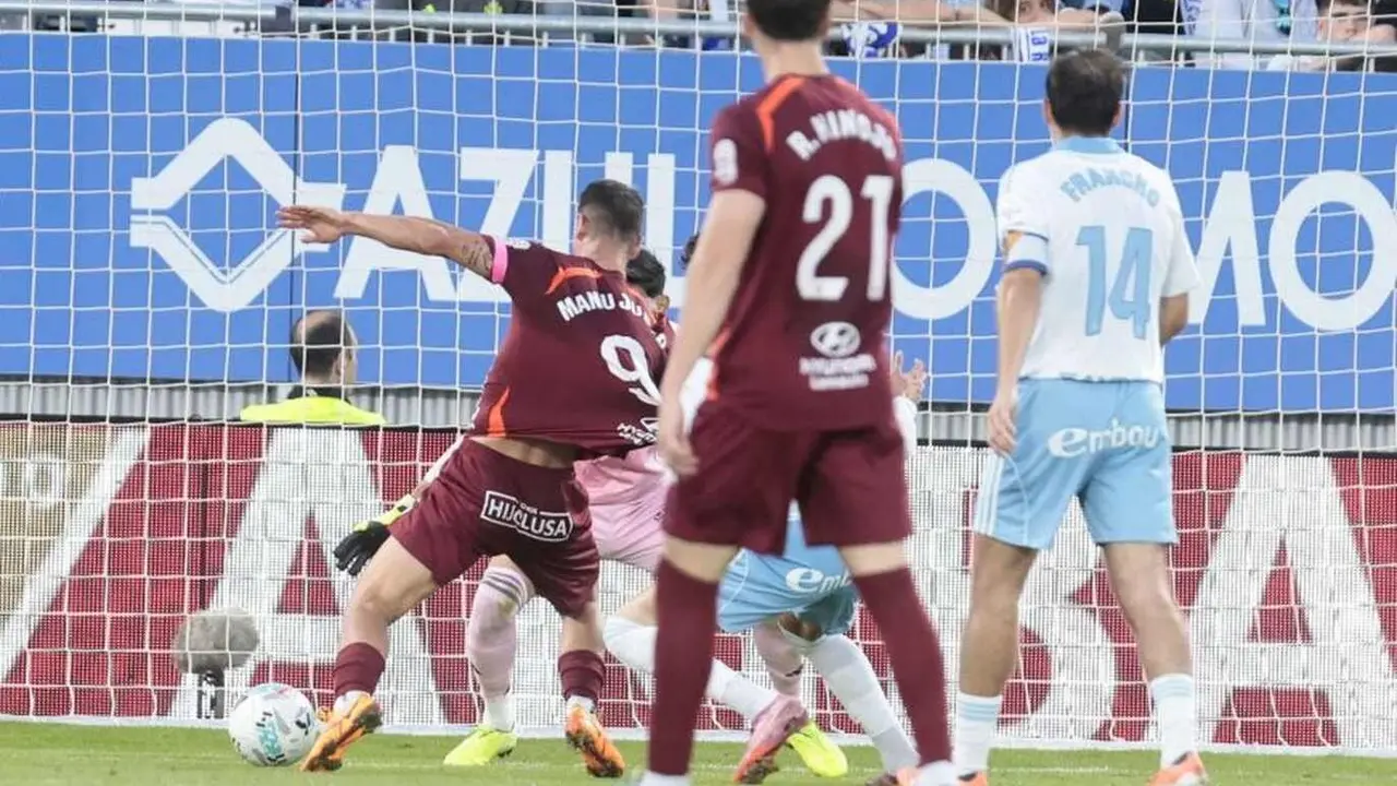 Momento en el que Manu Justo es 'cazado' por un jugador del Zaragoza.