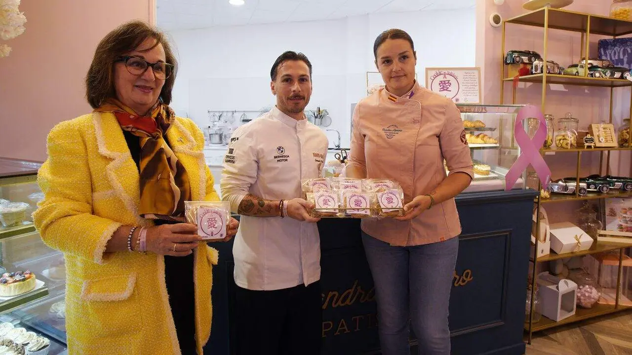 La pastelera jefe de Sandra Romero Patisserie, Sandra Romero (D), junto al cocinero del MUNA Restaurante con Estrella Michelín, Samuel Naveira, y la presidenta de la Asociación Española Contra el Cáncer en Ponferrada, Mari Ángeles Martín (I), durante la presentación de la campaña ‘La cookie solidaria’