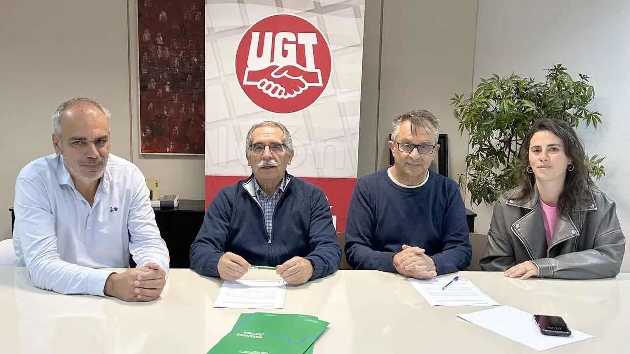 Representantes de la asociación y del sindicato tras la firma del acuerdo.