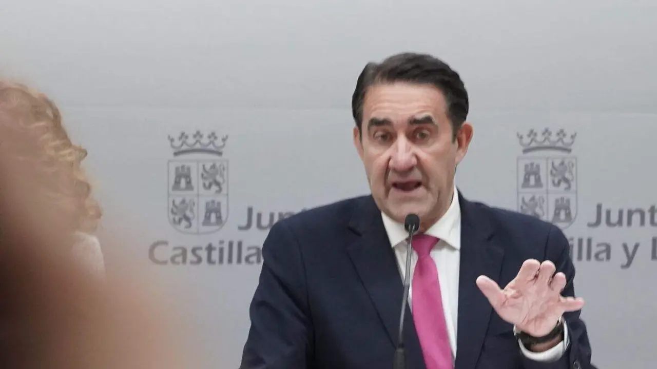 El consejero de Medio Ambiente, Vivienda y Ordenación del Territorio, Juan Carlos Suárez-Quiñones, presenta la convocatoria de las ayudas al alquiler y a la accesibilidad.