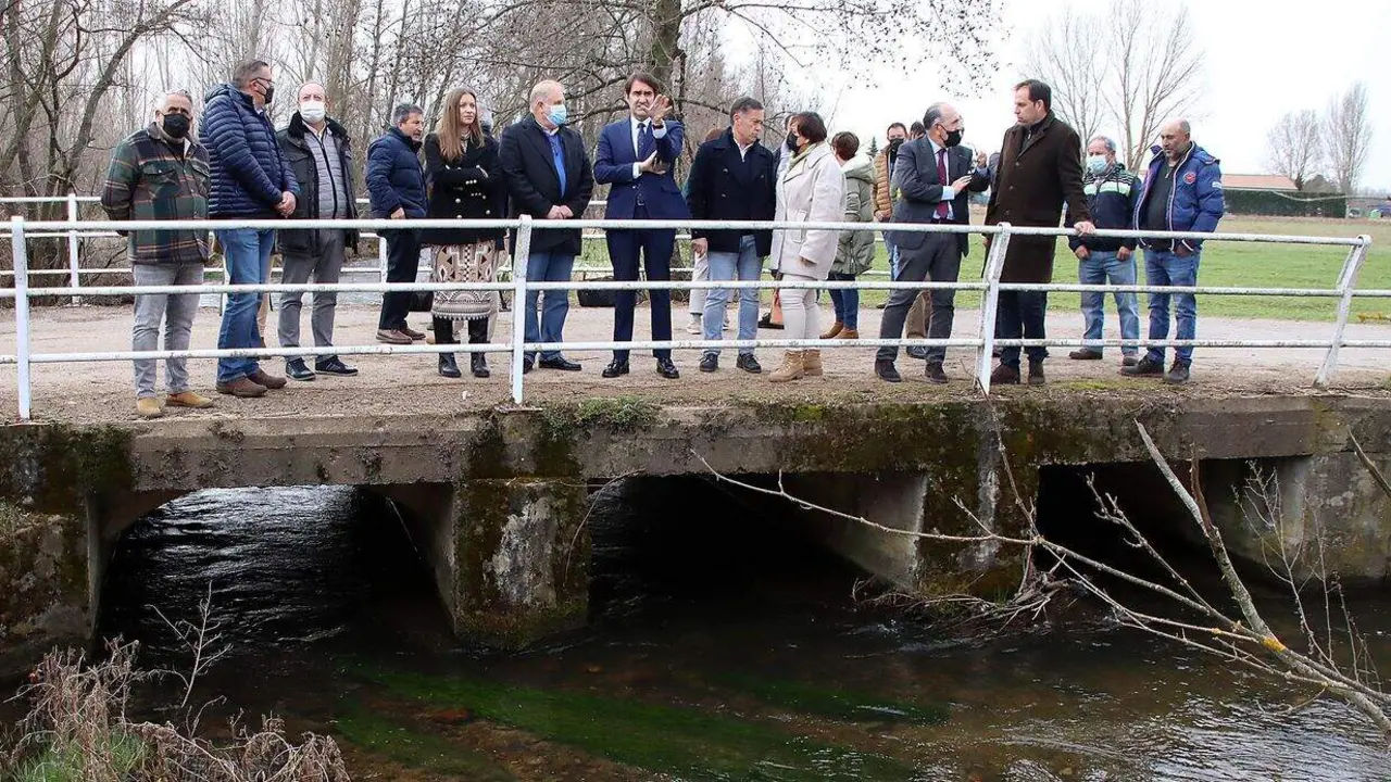 El consejero de Fomento y Medio Ambiente en funciones, Juan Carlos Suárez-Quiñones, visita la presa del Bernesga construida por la Junta en el municipio leonés de Sariegos. Foto: Peio García.