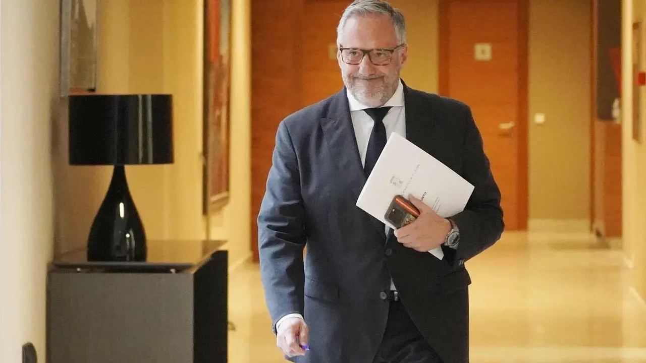 El presidente de las Cortes, Carlos Pollán, durante la reunión de la Mesa de las Cortes de Castilla y León.