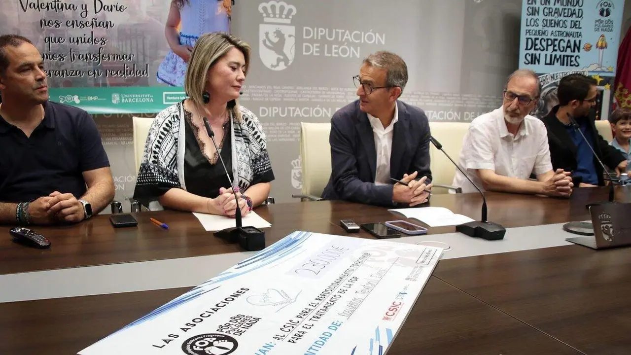 La presidenta de la asociación ‘Por dos pulgares de nada’, Beatriz de Haro, el investigador del Centro de Investigación Sanitaria del Principado de Asturias, Gonzalo Sánchez, y el catedrático de la catedrático de la Universitat de Barcelona, Francesc Ventura, presentan los avances en las investigaciones médicas sobre la Fibrodisplasia Osificante Progresiva junto al diputado Santiago Dorado