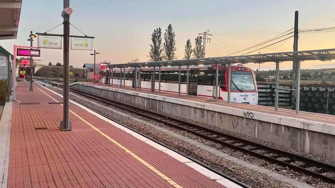 Trenes de Feve en la estación de  San Feliz de Torío.
