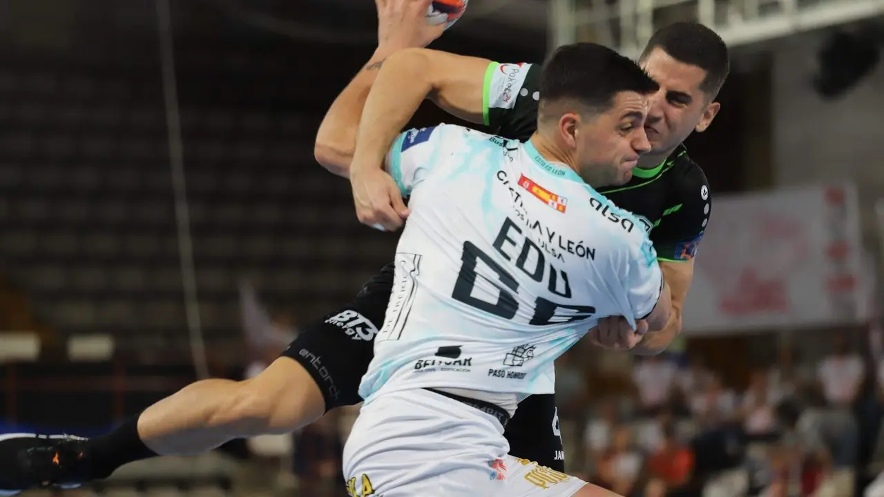 Abanca Ademar León rescata un punto sobre la bocina ante el RK Nexe en su cita  europea. El conjunto leonés firmó una vibrante igualada (28-28) en un duelo de infarto decidido por un gol de Wasiak en el último segundo, tras un partido lleno de alternancias y emociones. Fotos: Isaac Llamazares