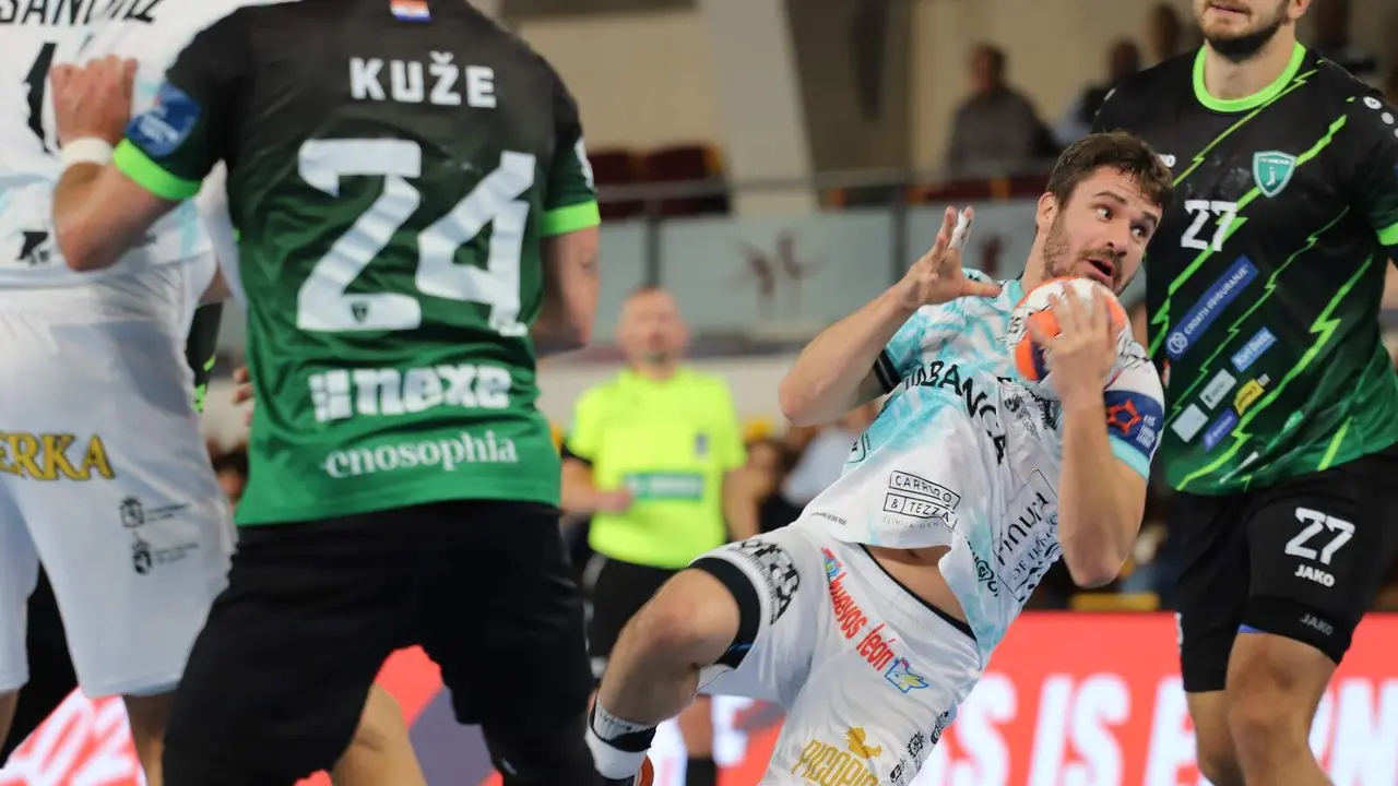 El Abanca Ademar, durante un partido en el Palacio de los Deportes. Fotos: Isaac Llamazares