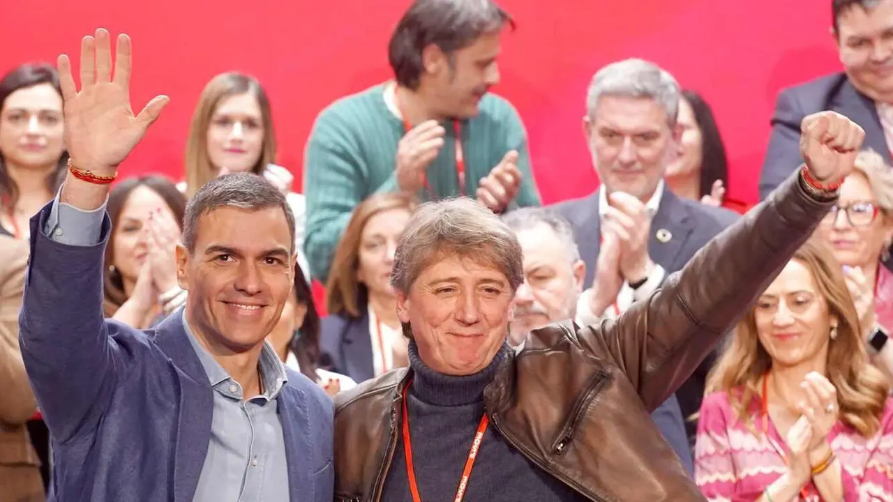 El secretario general del PSCyL, Carlos Martínez, y el secretario general y presidente del Gobierno, Pedro Sánchez en el XV Congreso Autonómico del PSOE de Castilla y León.