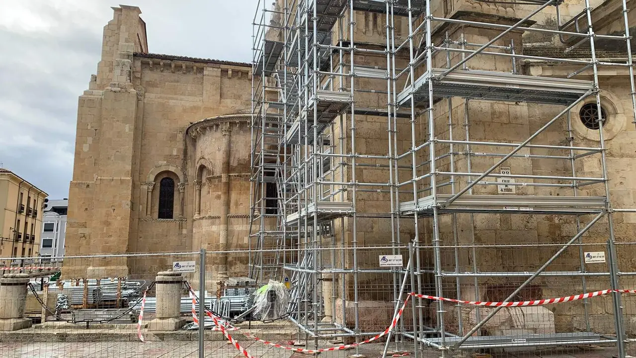 La Real Colegiata se prepara para iniciar trabajos de rehabilitación en los deteriorados elementos pétreos del ábside y la fachada tras más de dos años prorrogando la subvención para las obras ante la falta de profesionales especializados. Foto: A.F.R.