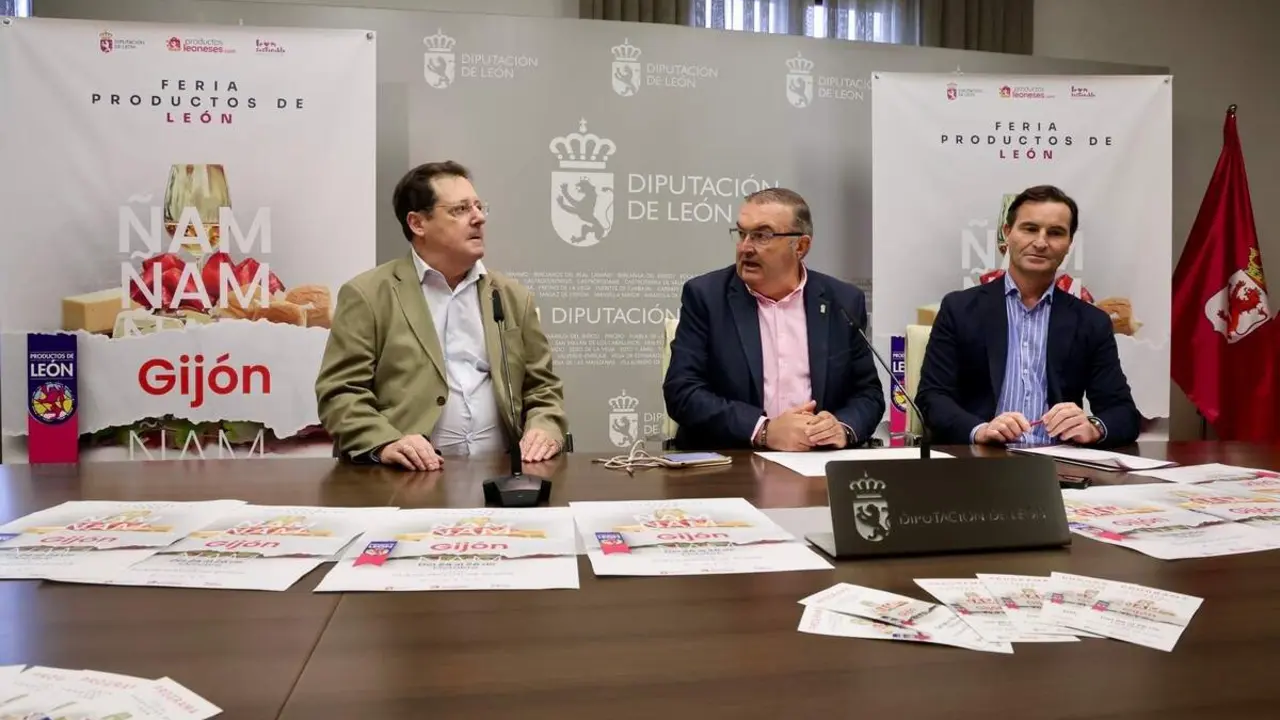 El vicepresidente de la Diputación de León, Roberto Aller, presenta la Feria de los Productos de León en Gijón en las fiestas patronales de la Casa de León en Asturias, acompañado por su presidente, José María Chimeno, y el concejal de Relaciones Institucionales del Ayuntamiento de Gijón, Jorge González