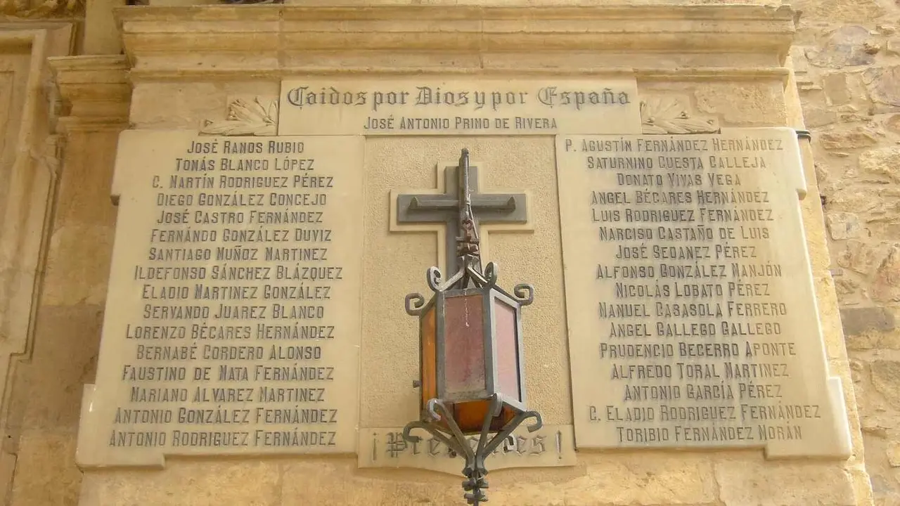 Símbolos franquistas en la localidad de La Bañeza.