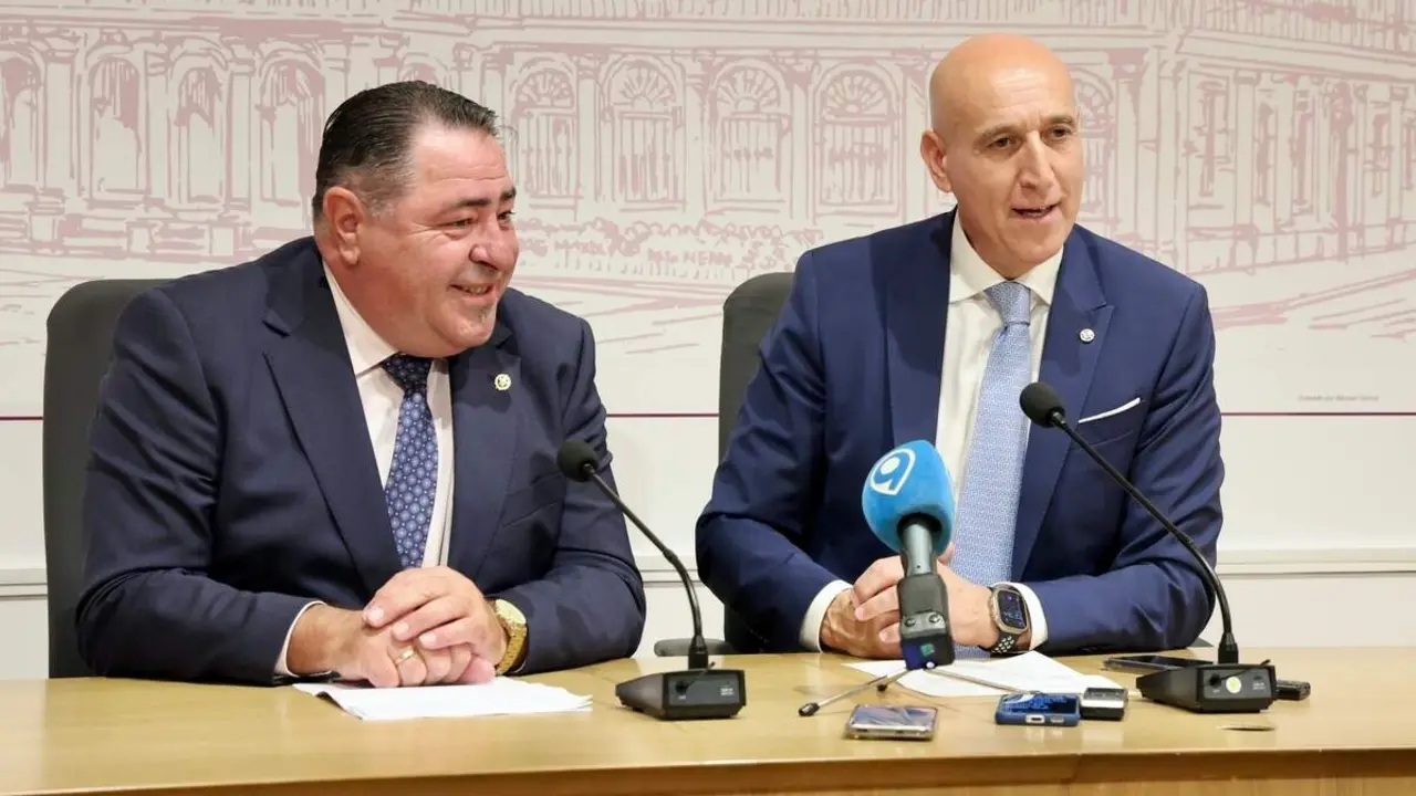 El alcalde de León, José Antonio Diez, presenta una actividad de la Cofradía de Nuestra Señora de las Angustias y Soledad de León junto a su abad, Abilio Guerrero